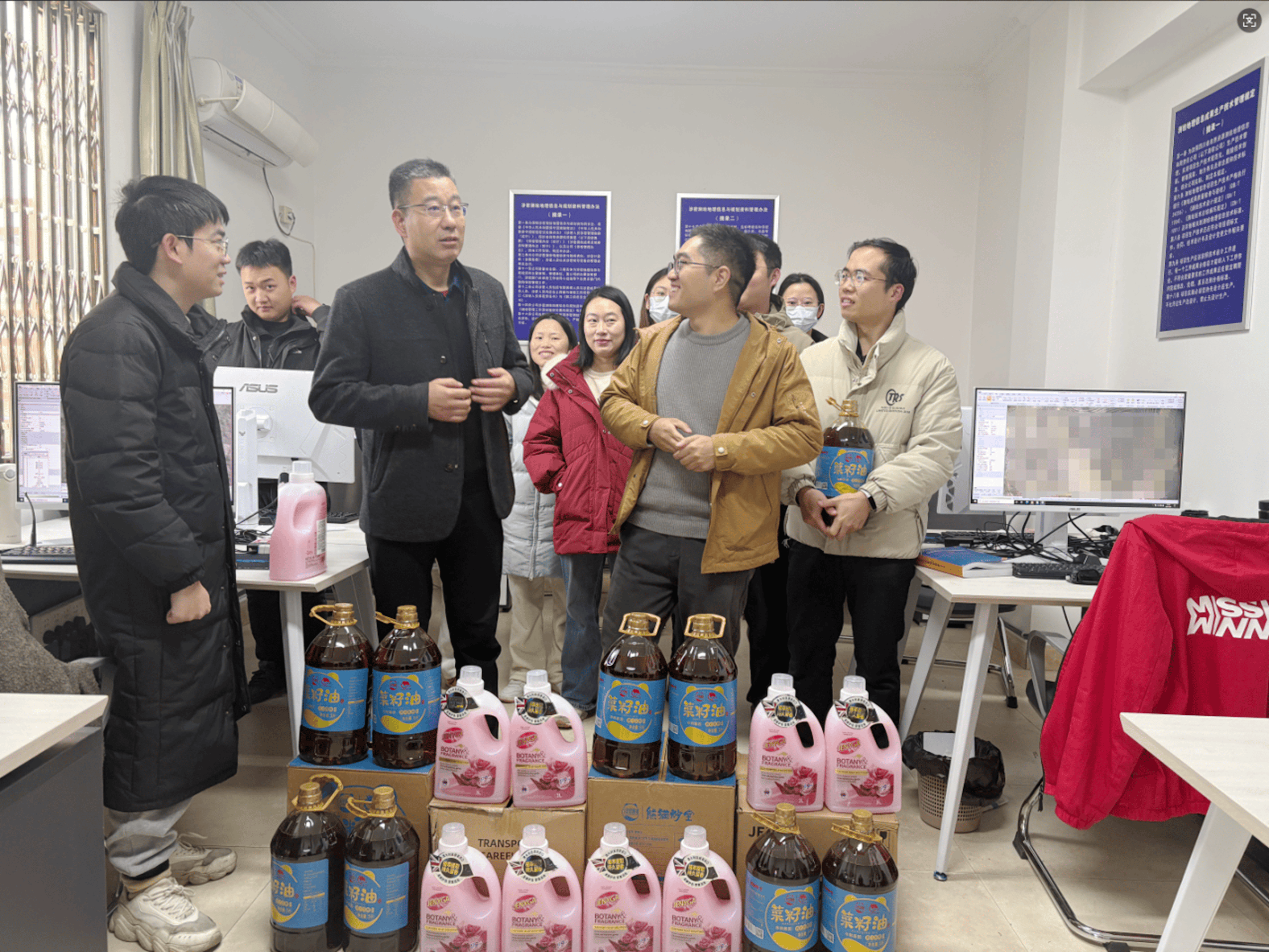 ��ϵְ������ů���ġ�����湫˾��չ2025��ȡ�˫�ڡ�����ů�˶�