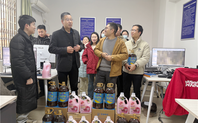 ��ϵְ������ů���ġ�����湫˾��չ2025��ȡ�˫�ڡ�����ů�˶�