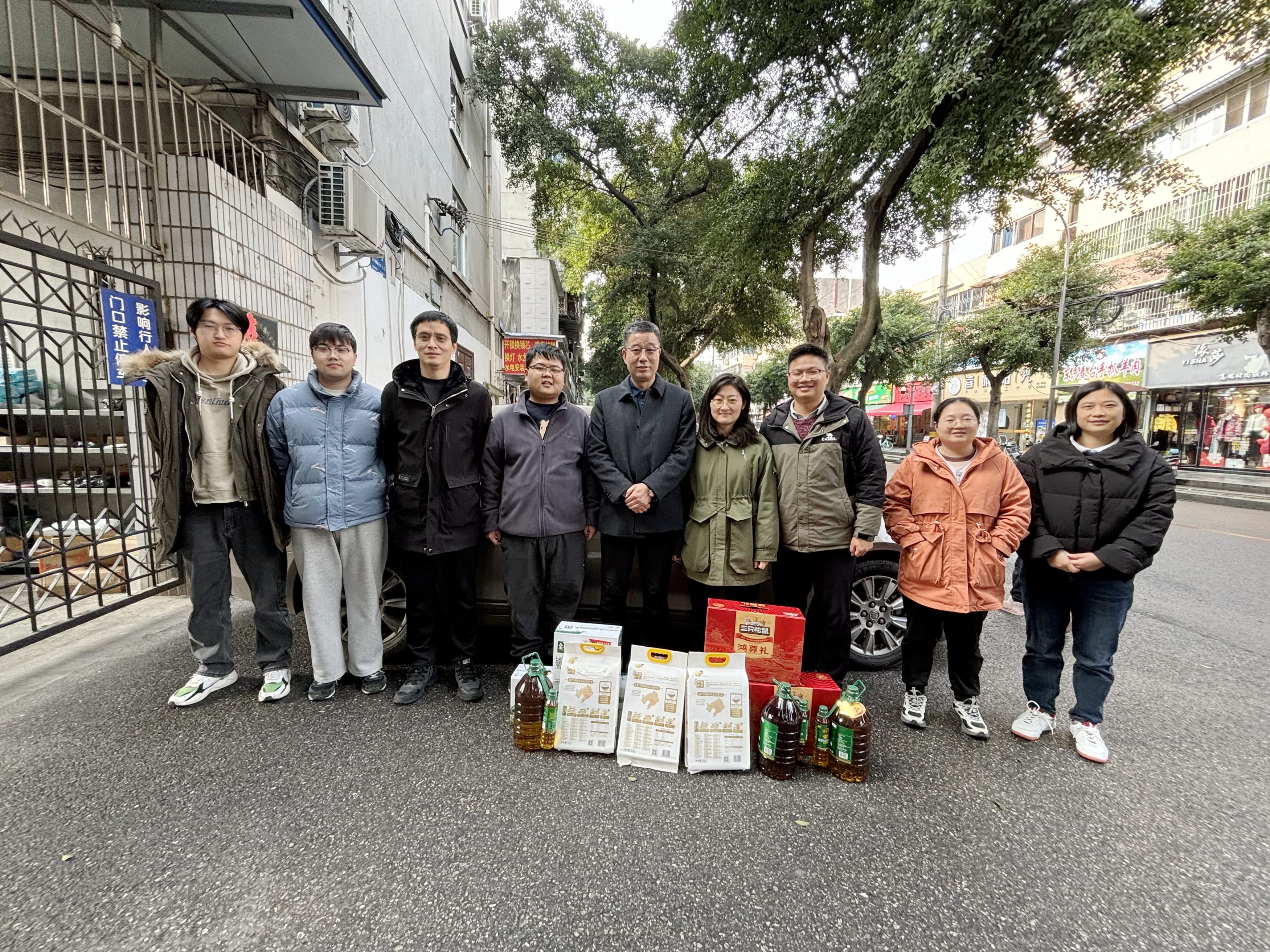 ��ů���գ���湫˾�쵼����һ�߿�չ������ů���˶�