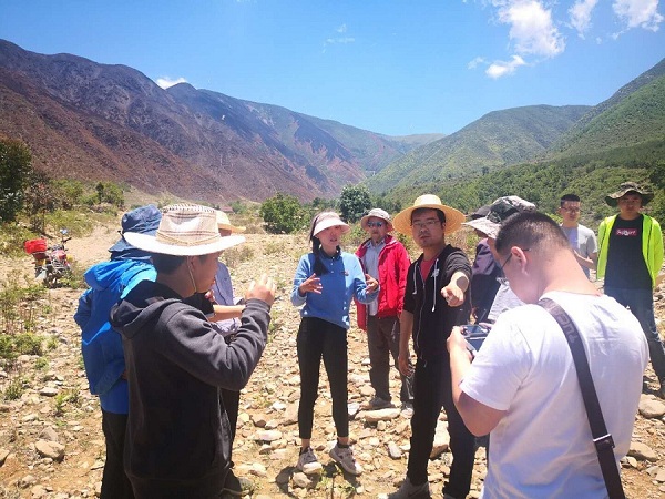 �۲��á�(�й���)���޹�˾����