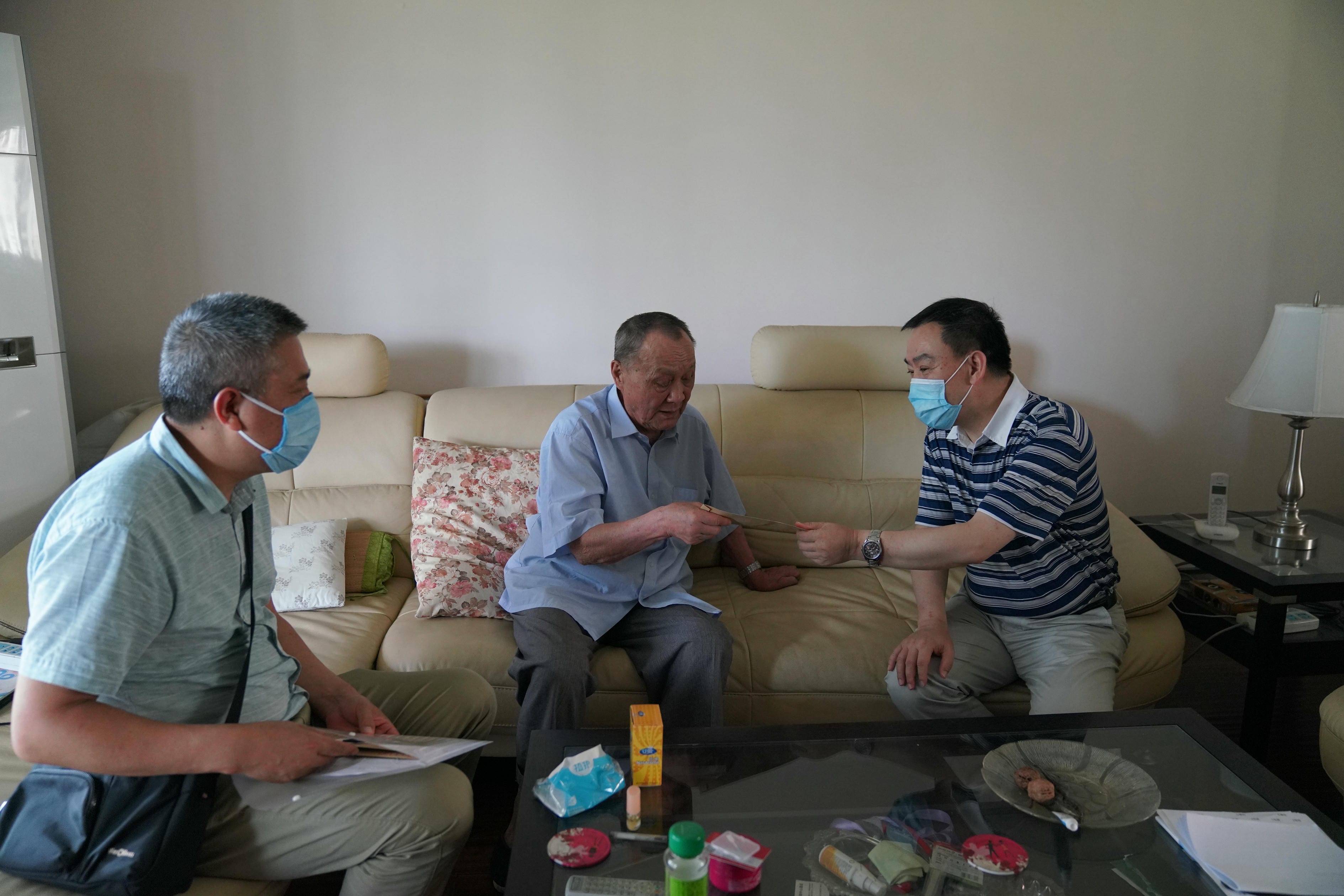 ����ѧУ����һ��ǰϦ�߷�ο���ϵ�Ա�����ѵ�Ա