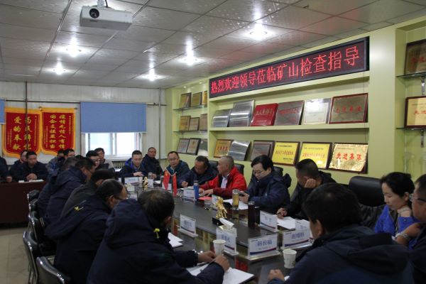 ������һ�е������Ϲ������ָ�����鲢�����ܱ߾۲������