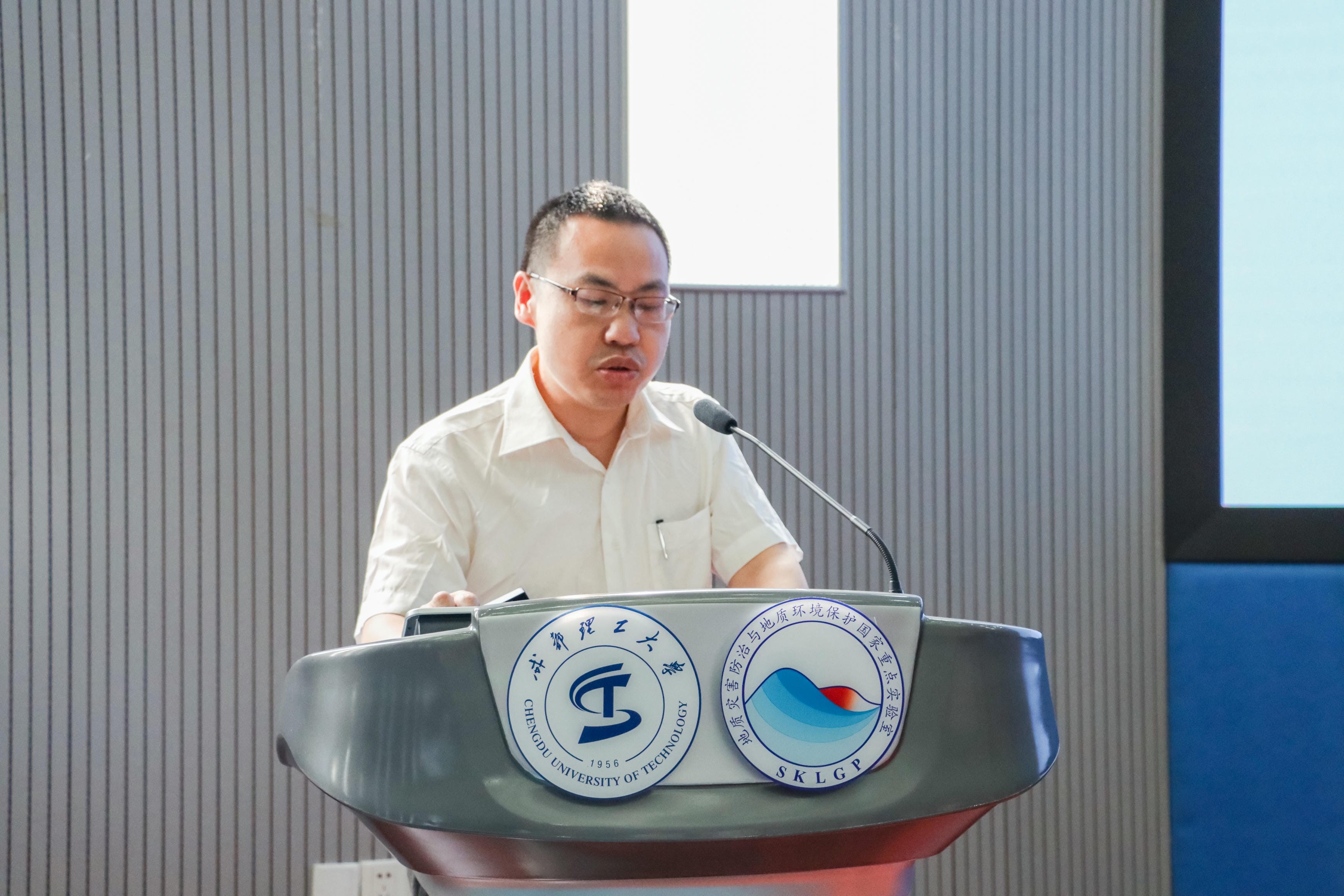 �۲��á�(�й���)���޹�˾����