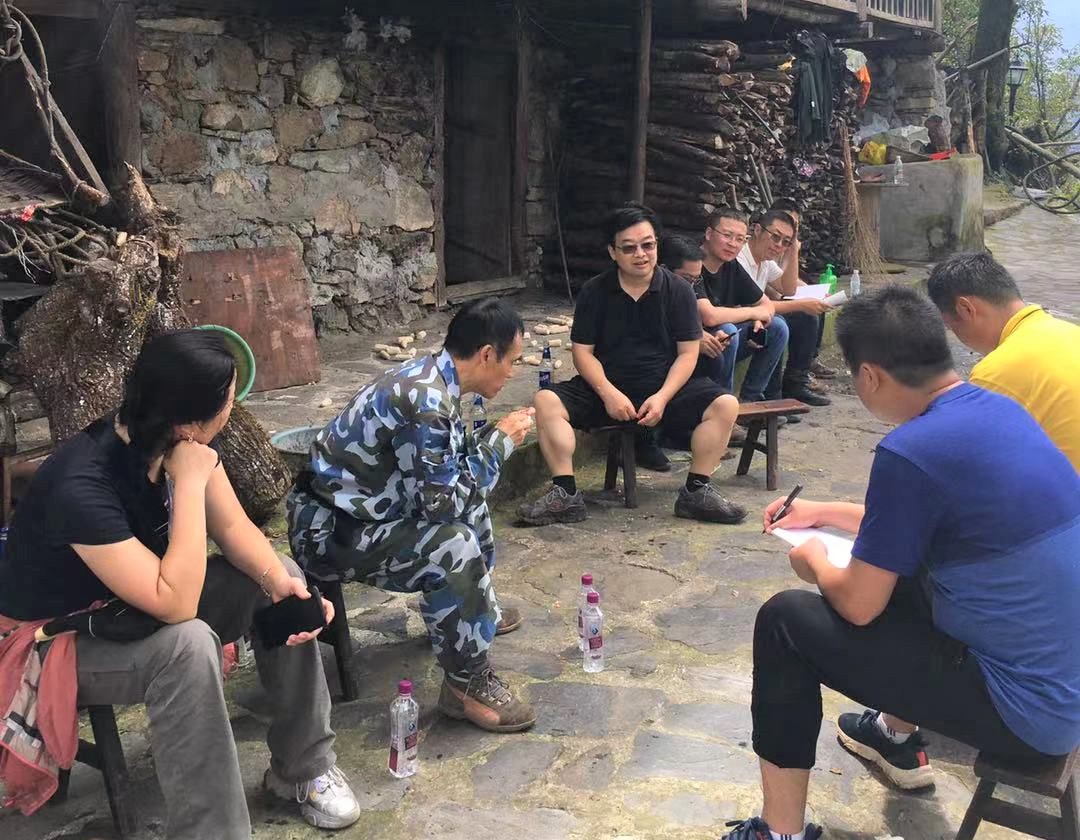 ������һ�м��ָ��ˮ�Ķ�ʯ��������ƺ��Ŀ