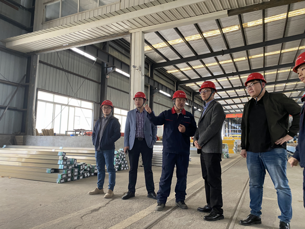 ұ��������˾�쵼��һ�߶�������������������ο��פ��Ա��