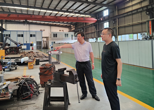 ���湫˾��ί����ǡ��ܾ���������һ�и���ѹ�˾��չ��������