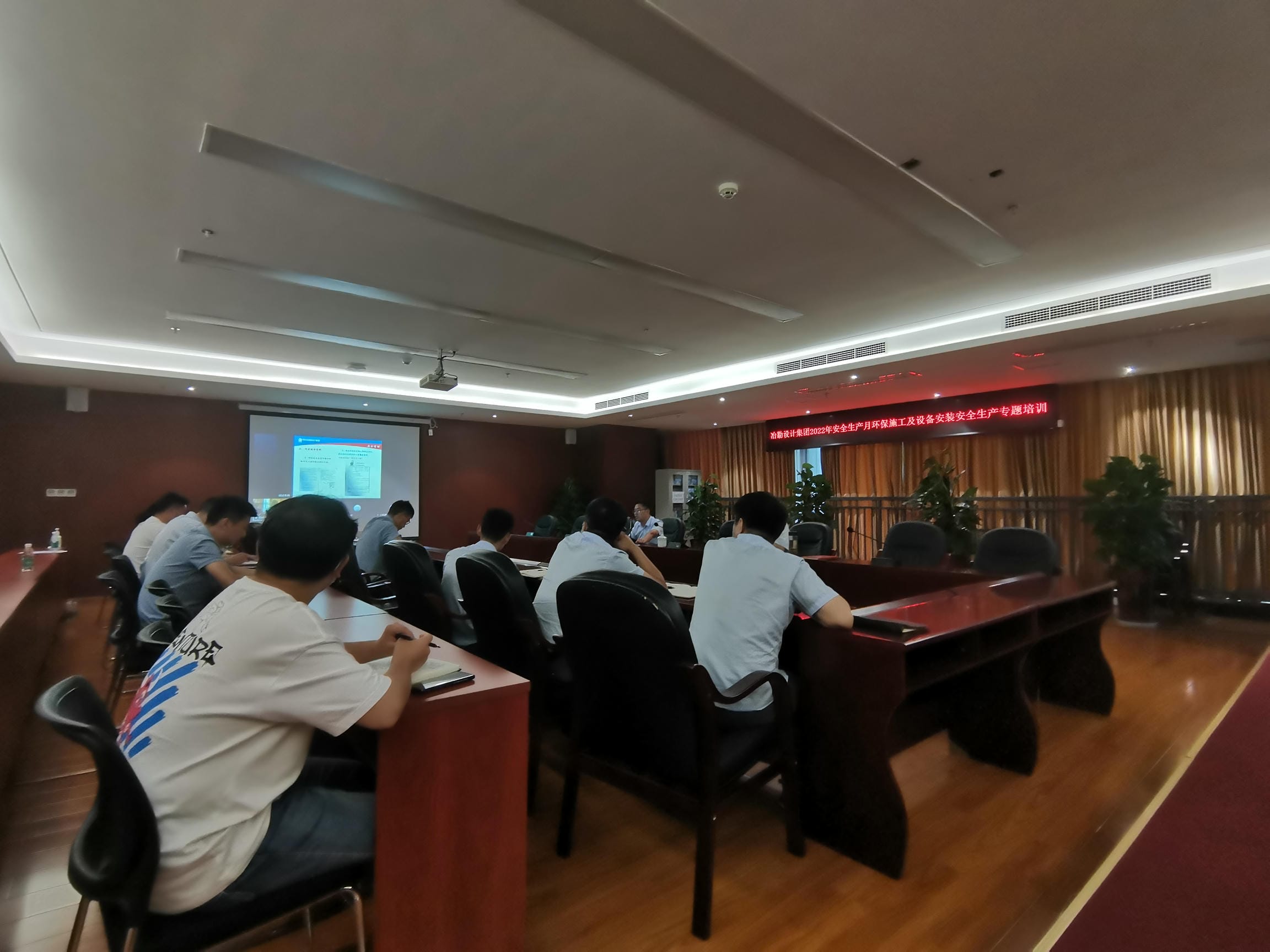 �۲��á�(�й���)���޹�˾����