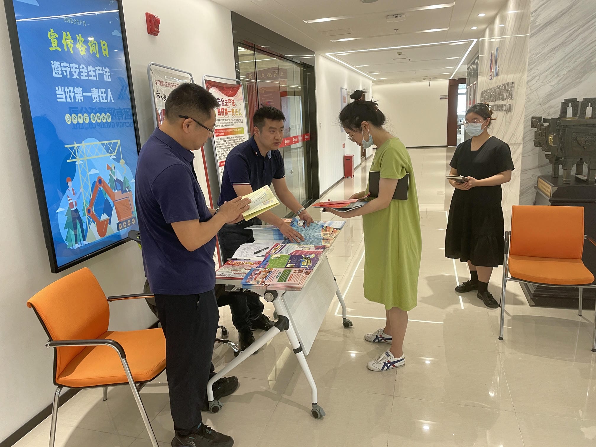 �۲��á�(�й���)���޹�˾����