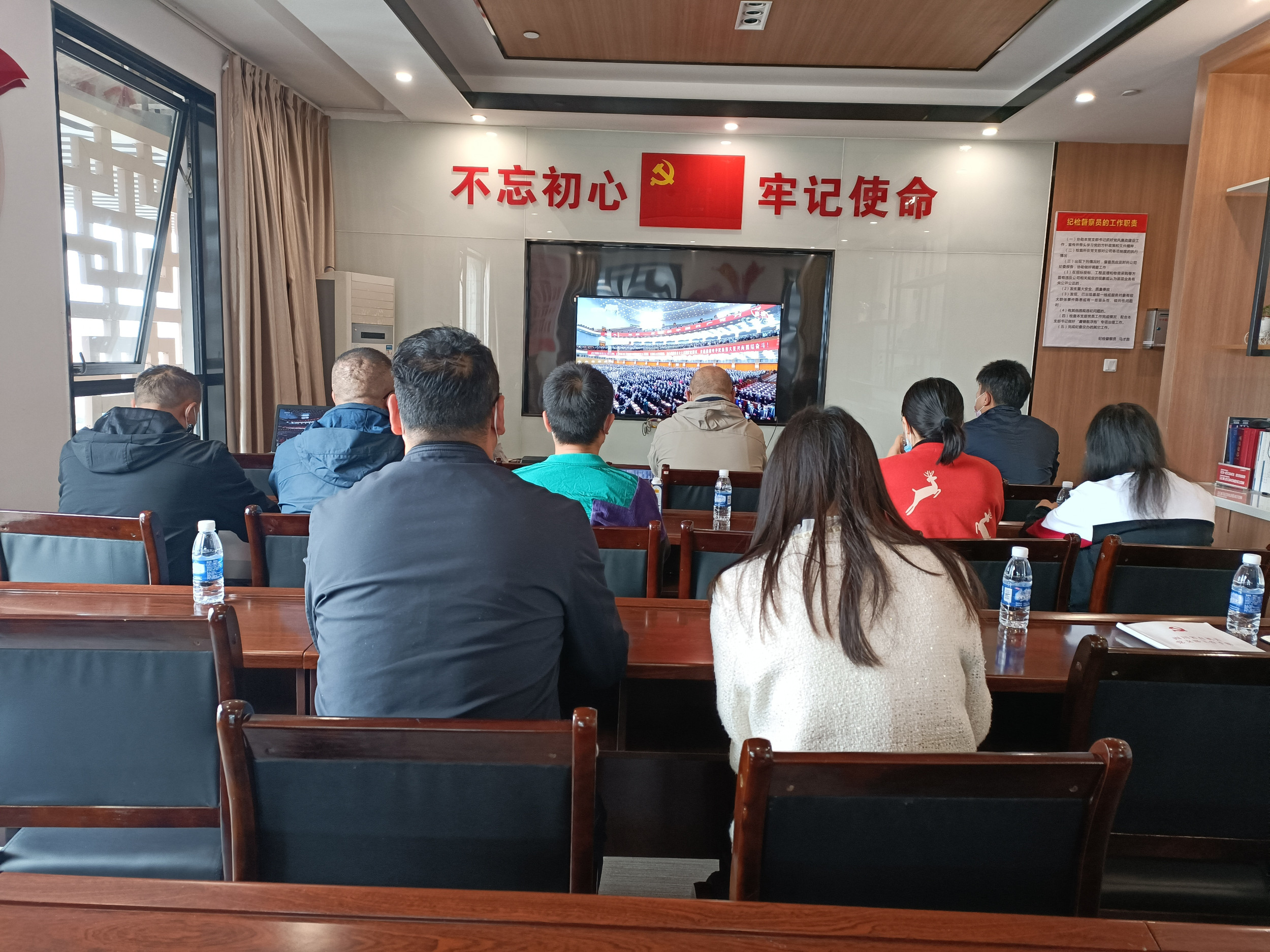 ���η�����Ա�ɲ�Ⱥ�ڻ��������տ����Ķ�ʮ��Ļ��