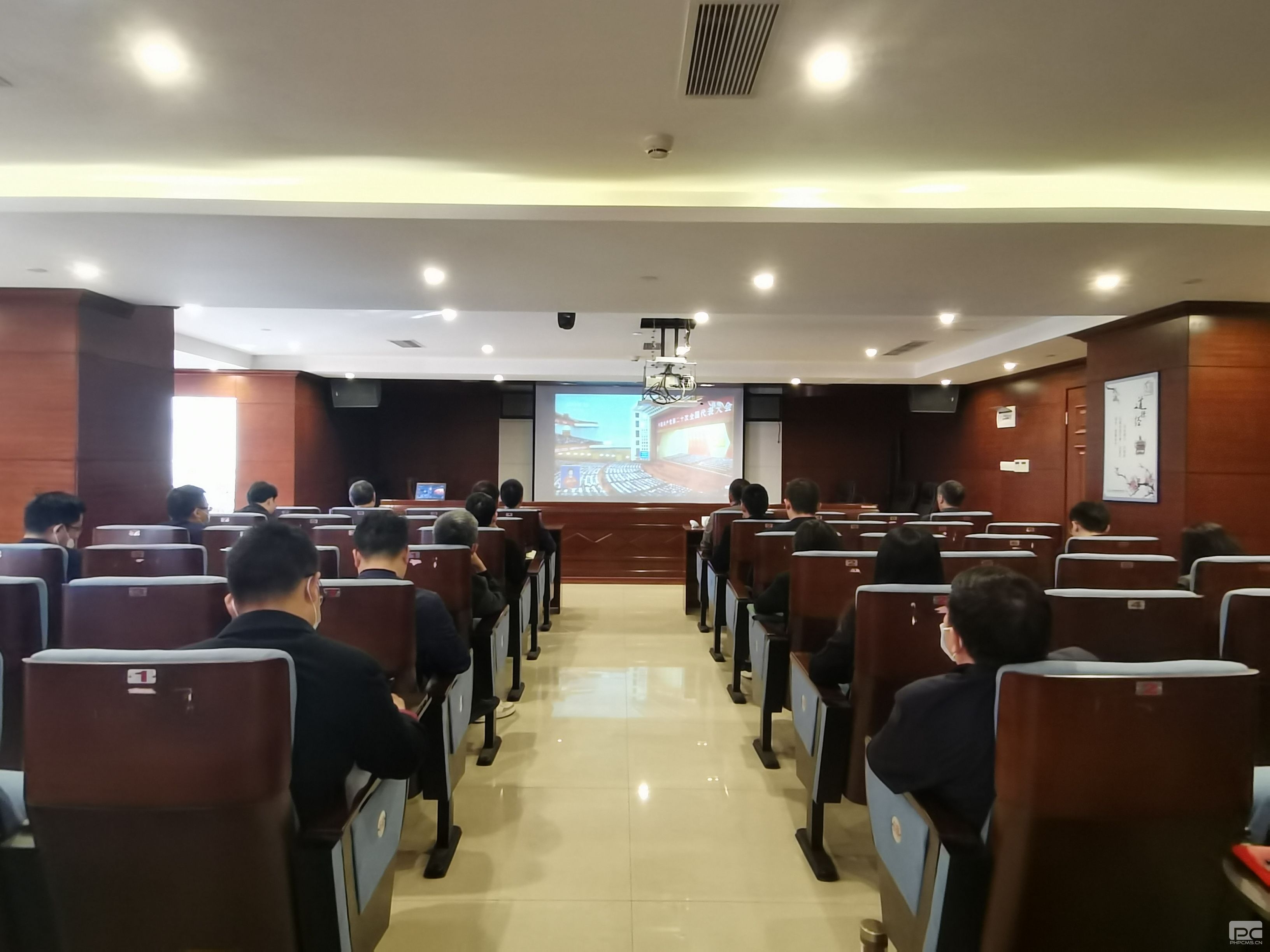 ��������˾��Ա�ɲ�ְ�����鵳�Ķ�ʮ�󱨸�