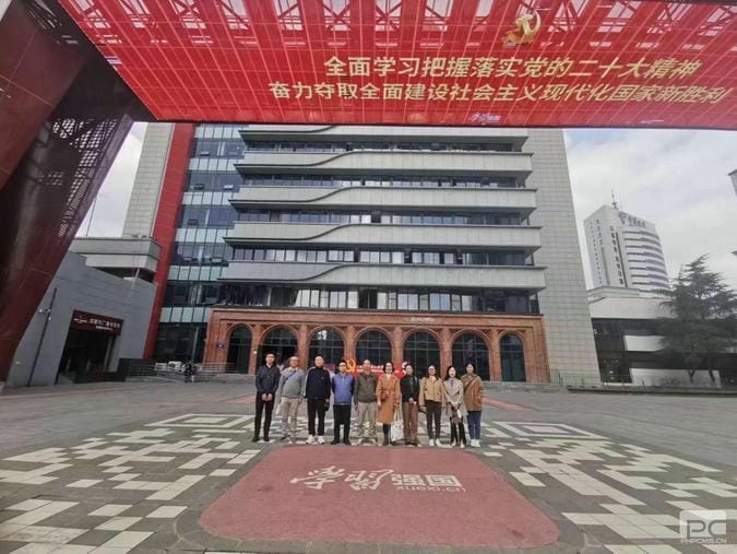 �����Ͻ��輯�Ź�˾�ܲ�һ֧��ѧϰ���Ķ�ʮ���񡰴򿨡���ѧϰǿ�����������