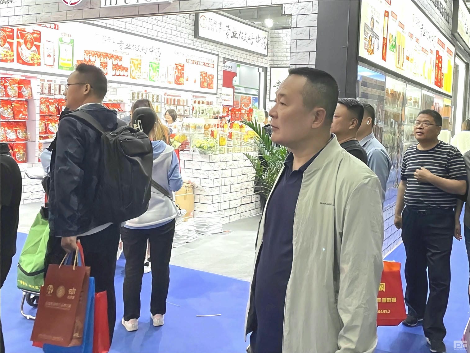 ̩������ҩ��ί����ǡ��ܾ����ű����г�һ�ߵ���