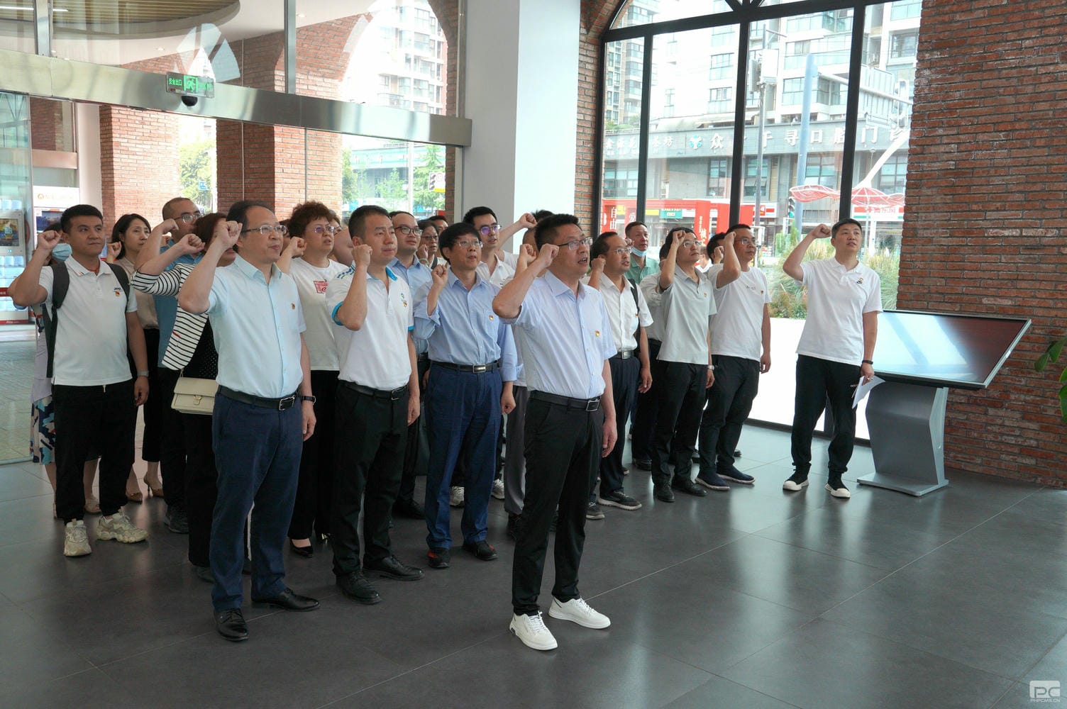 �۲��á�(�й���)���޹�˾����