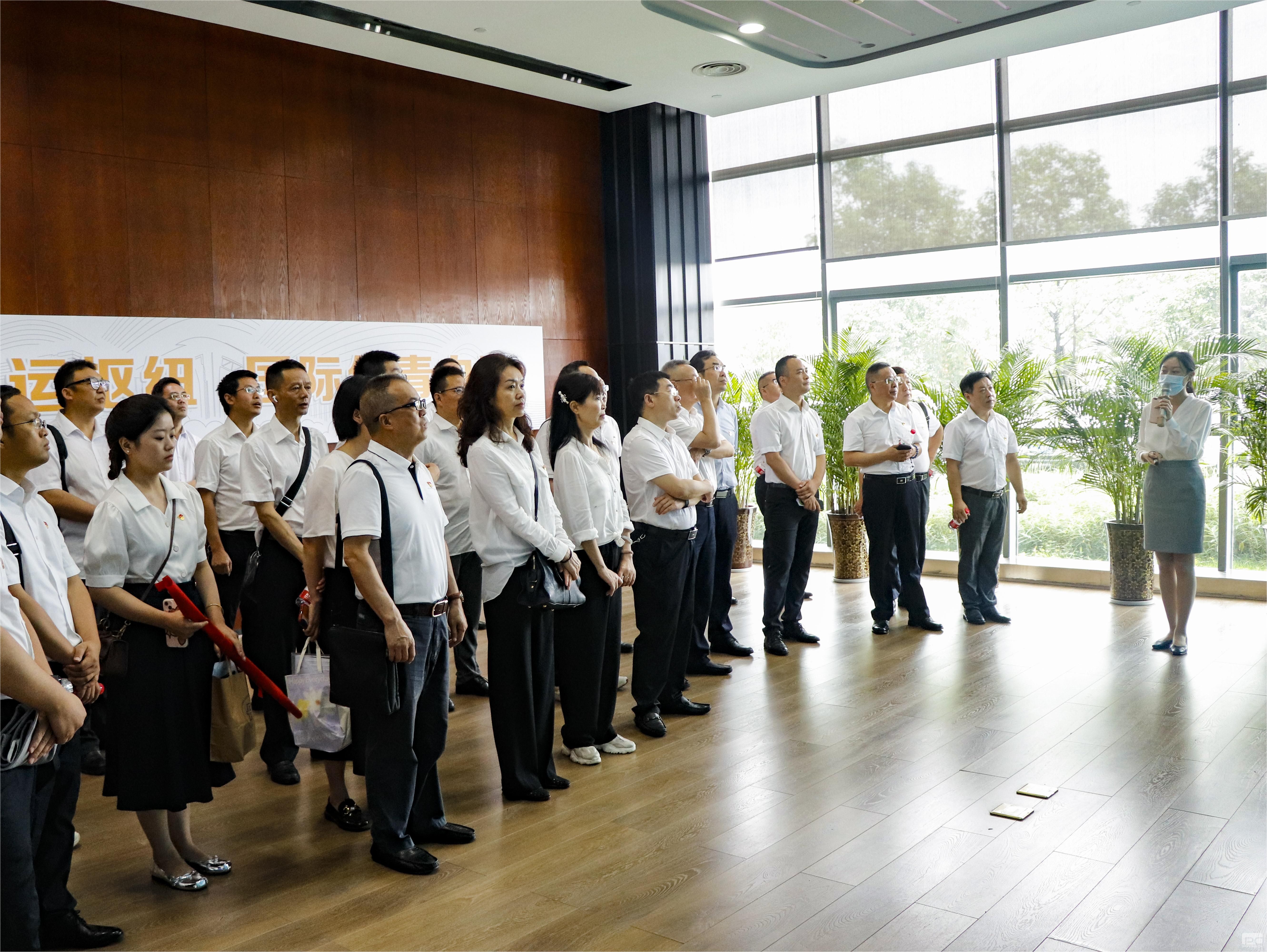 ������ɫ����  ����ƴ��ǰ�С�����ͨ���輯�ŵ�ί��ף����102���ꡰ�ߡ�һ���˶�