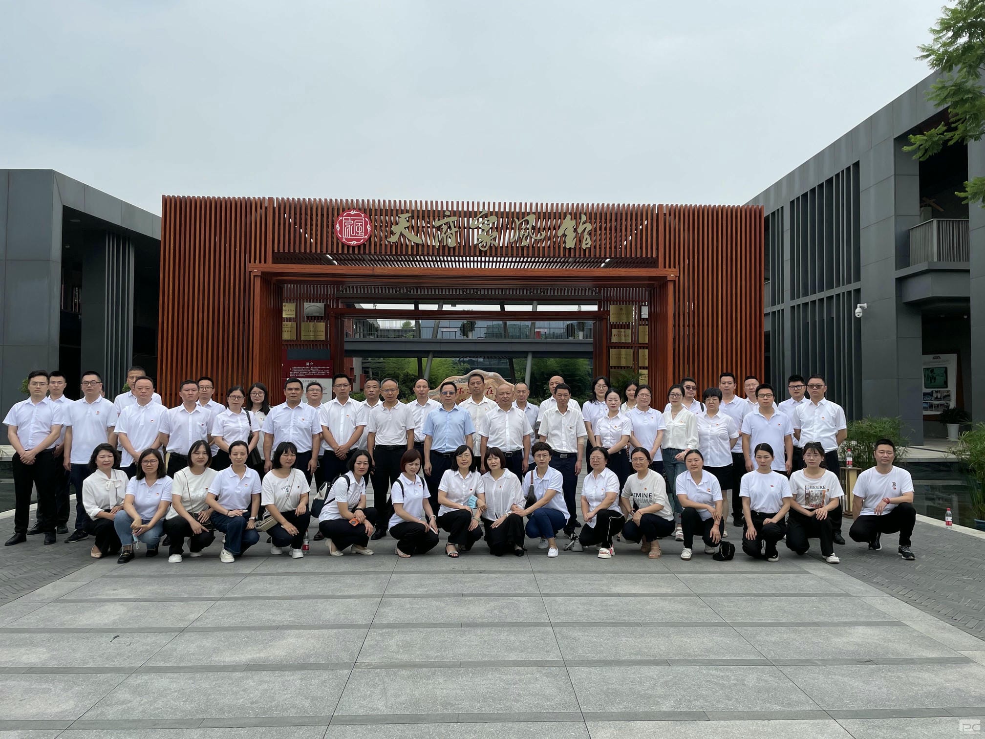 �۲��á�(�й���)���޹�˾����