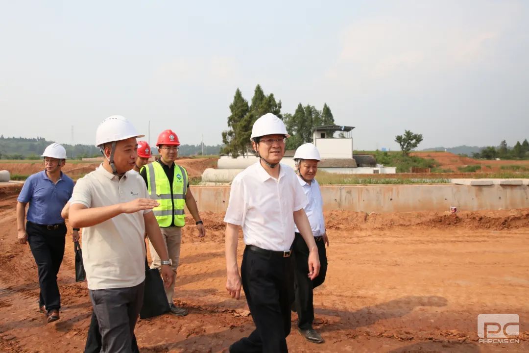 �����쵼����Ŀһ�߿�չ���������������Ų�