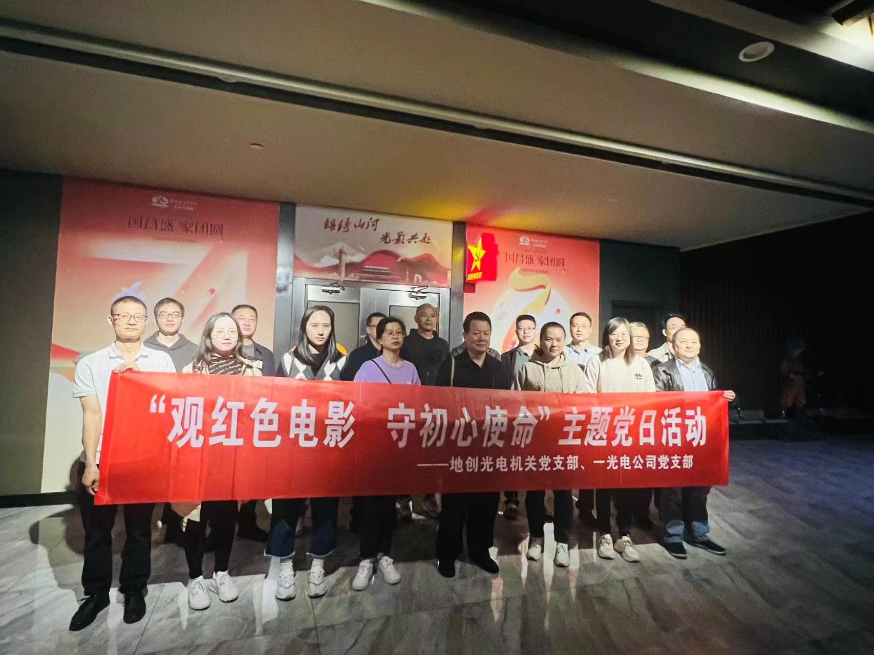 �ش���磨����ѧУ����֯ԢĿ������� ӰƬ��������ɫ��