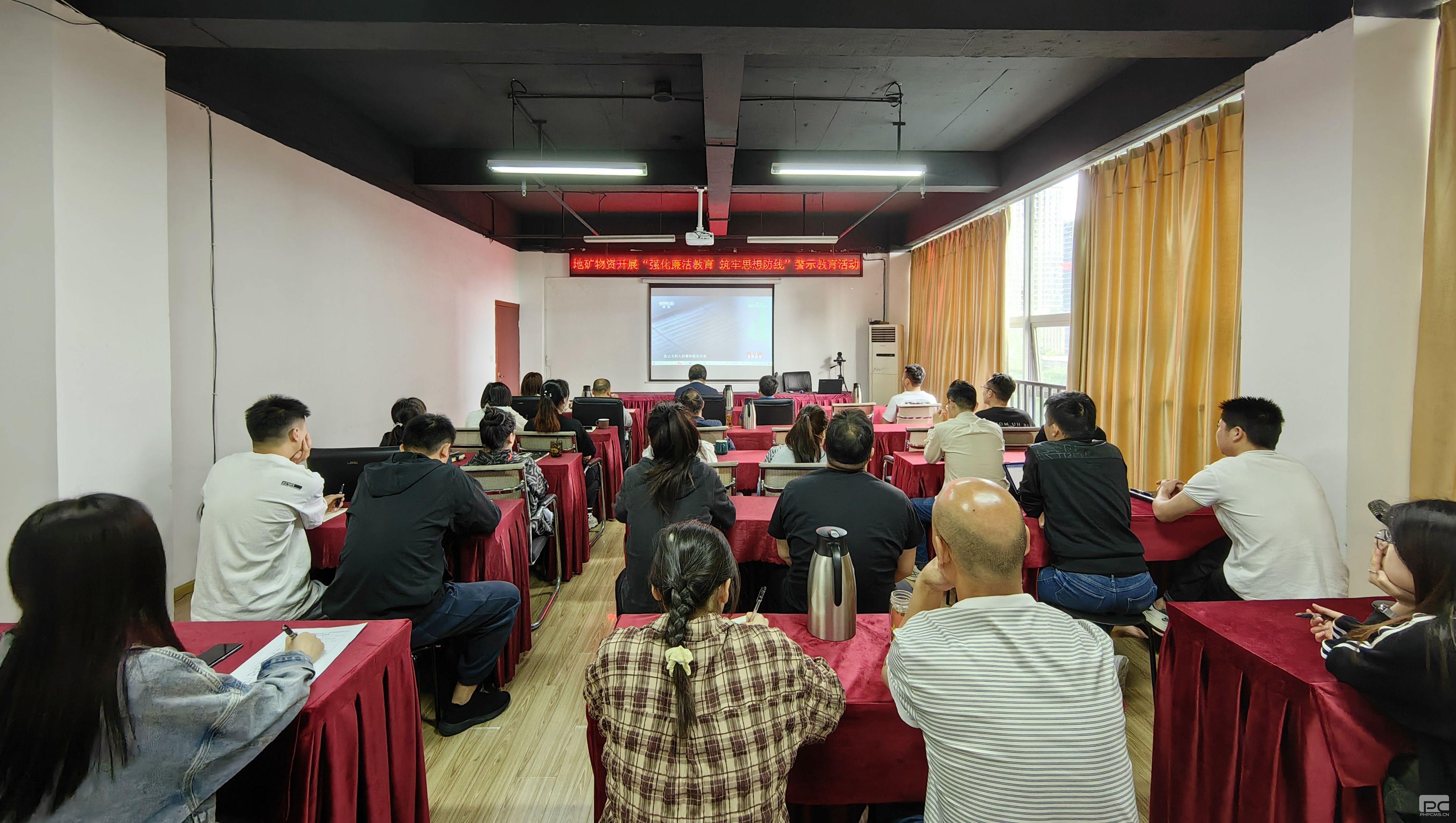 ǿ��������� ����˼����� �����ؿ����ʿ�չ��ʾ�����˶�