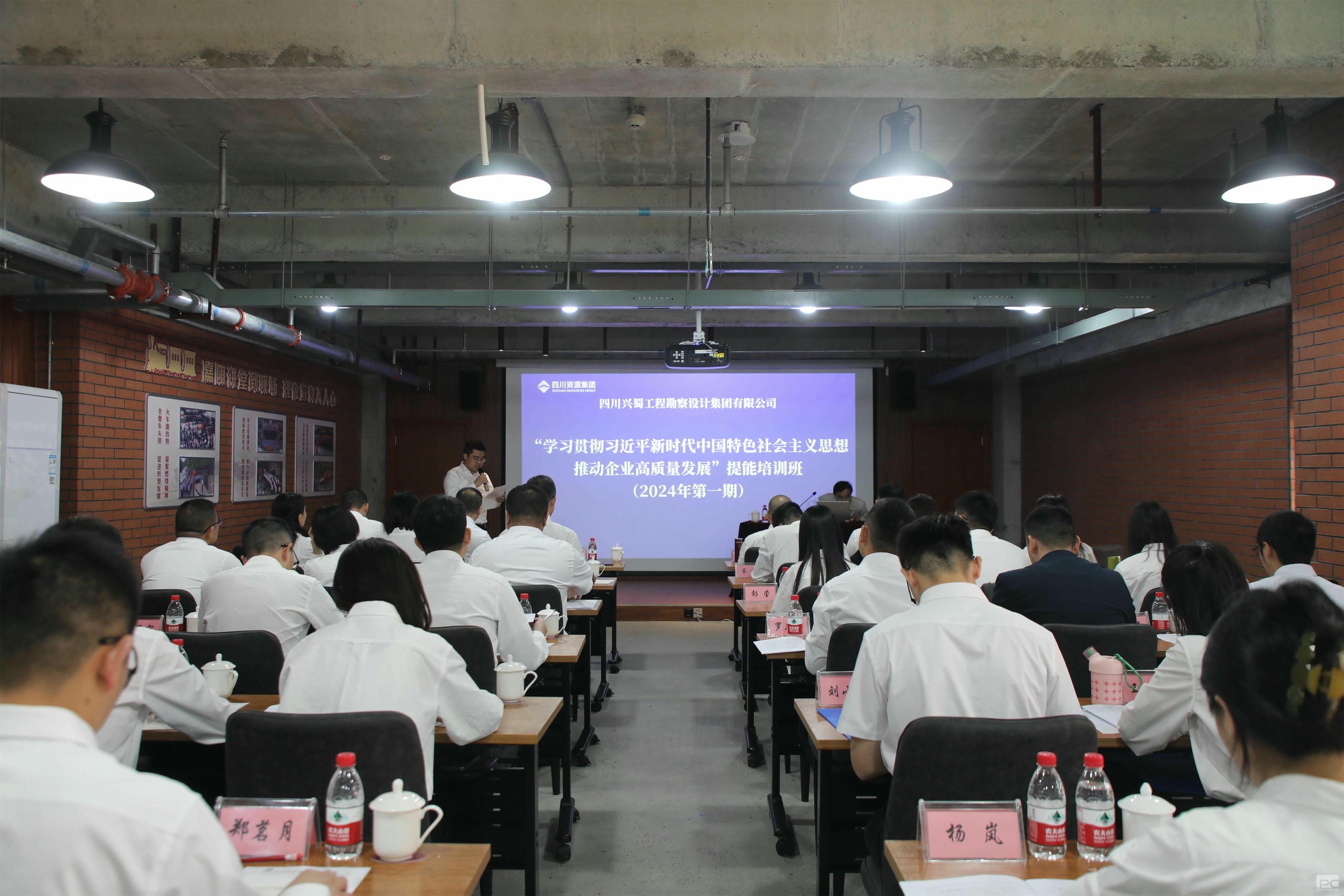 ������Ƽ��š�ѧϰ�᳹ϰ��ƽ��ʱ���й���ɫ�������˼���ƶ���ҵ������������������ѵ���һ�ڿ�������