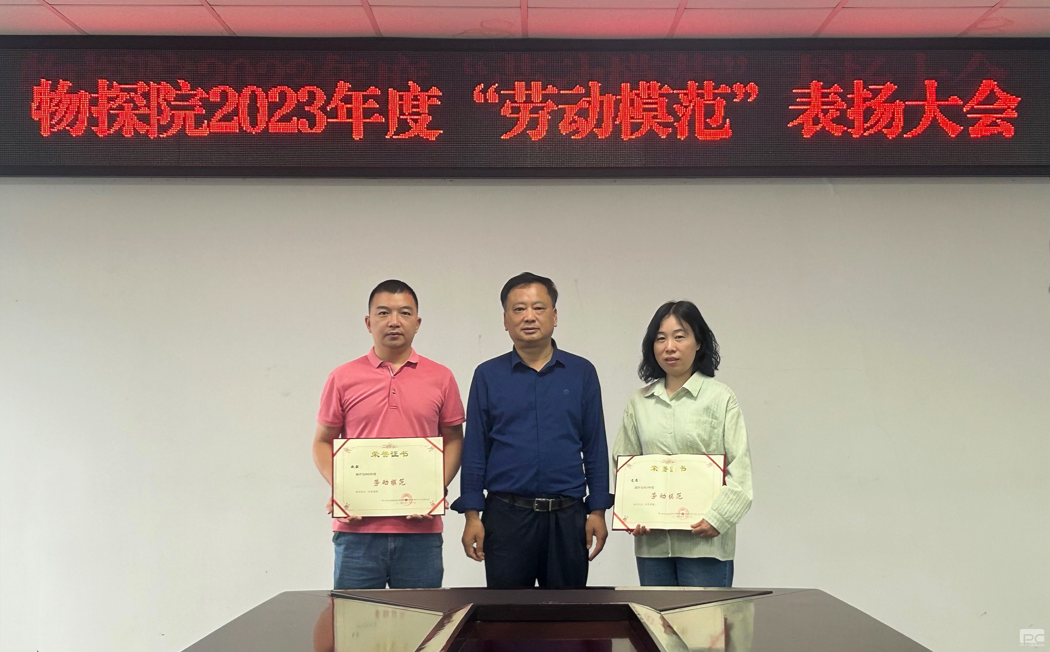 ��ģ������һ�ߴ���