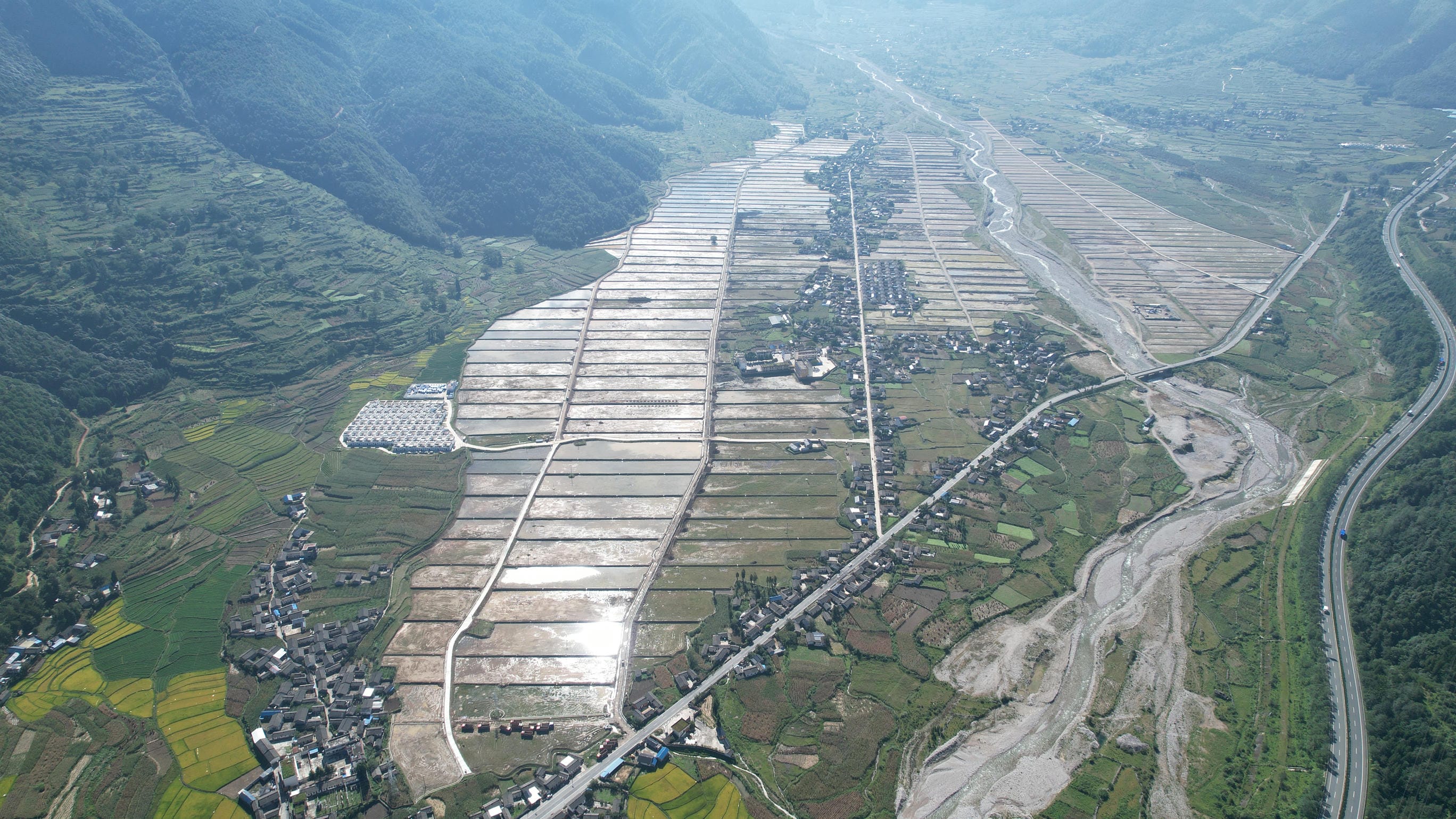 ���Ƹ���  �Ĵ����ؼ��Ŵ���ȫ��һ������ �ռ俪������̬�޸���ͷ��ҵ