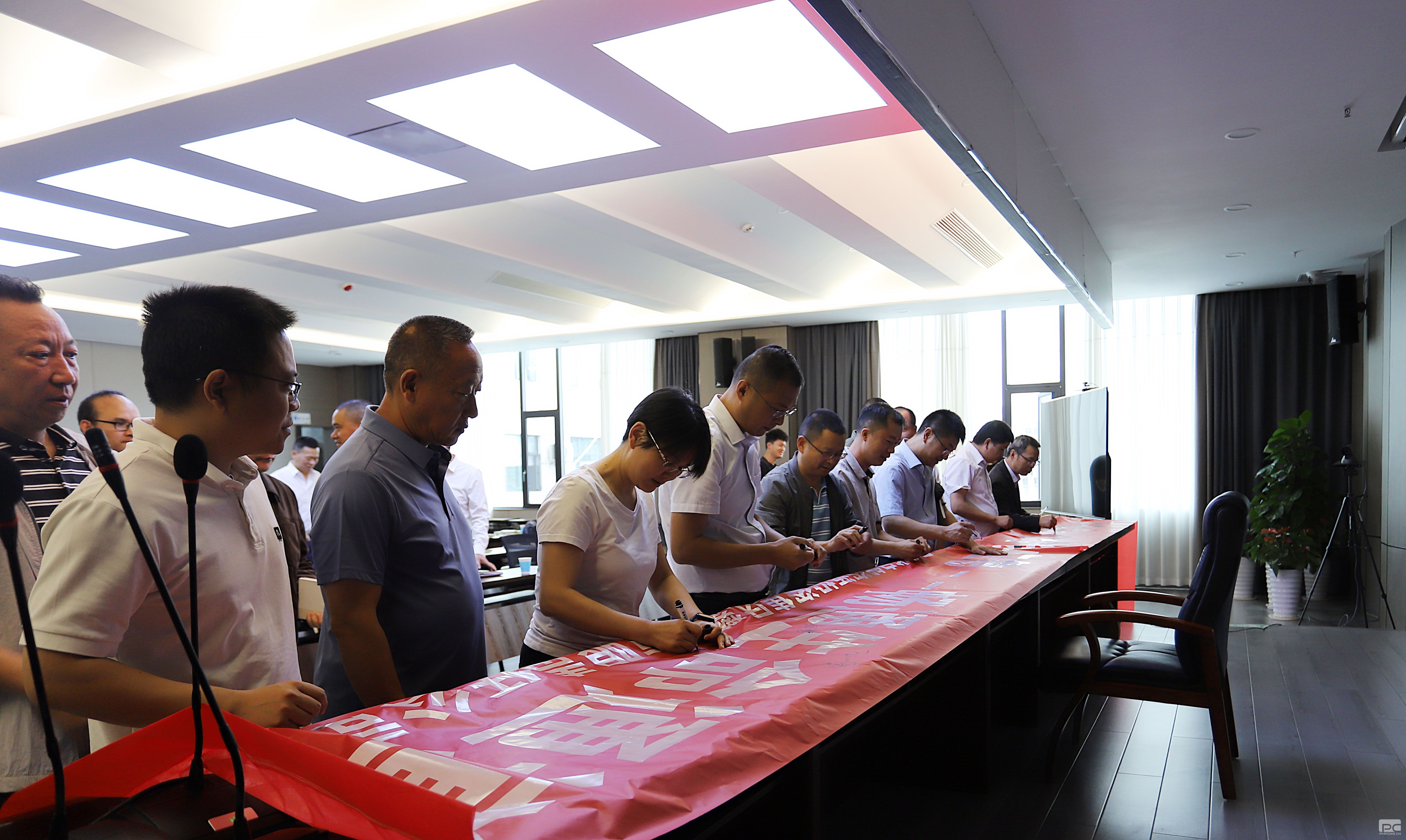 �۲��á�(�й���)���޹�˾����