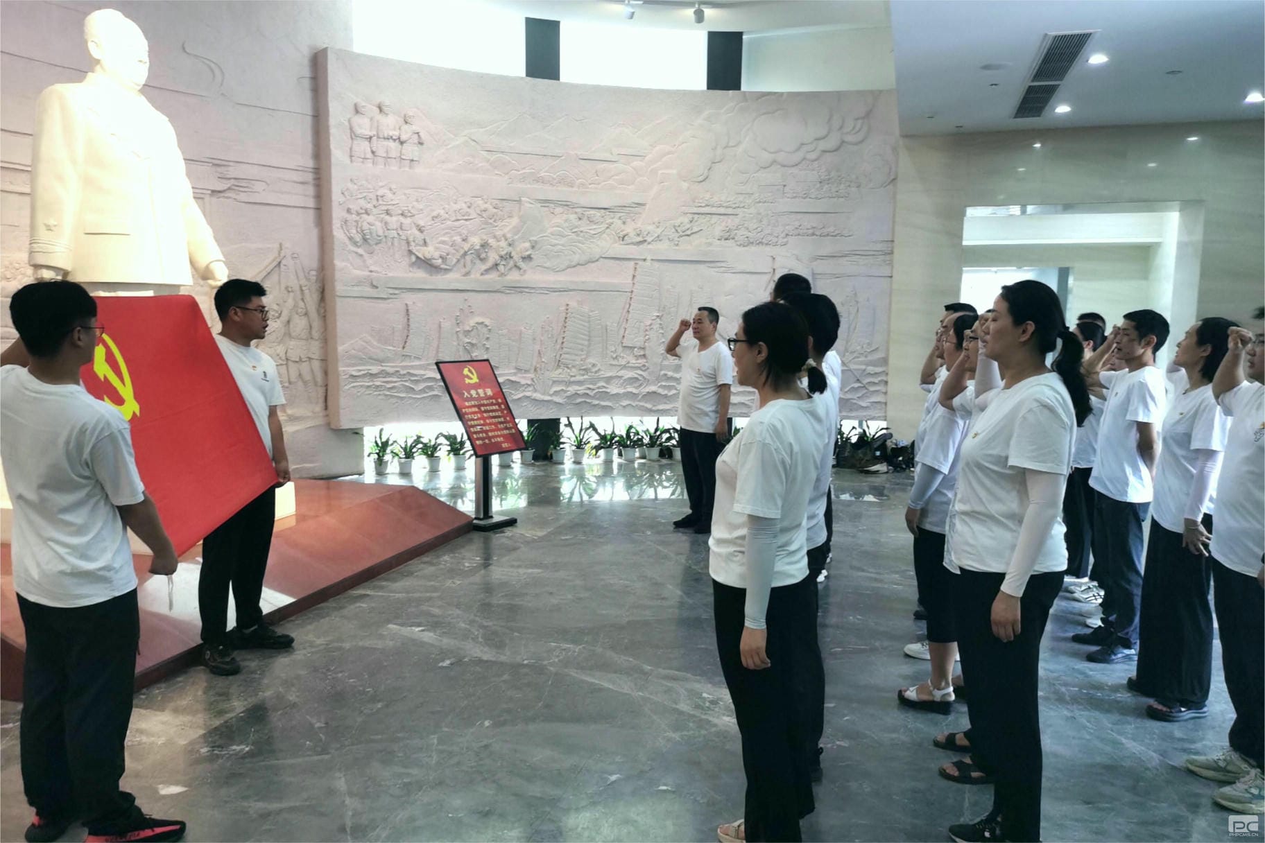 �۲��á�(�й���)���޹�˾����