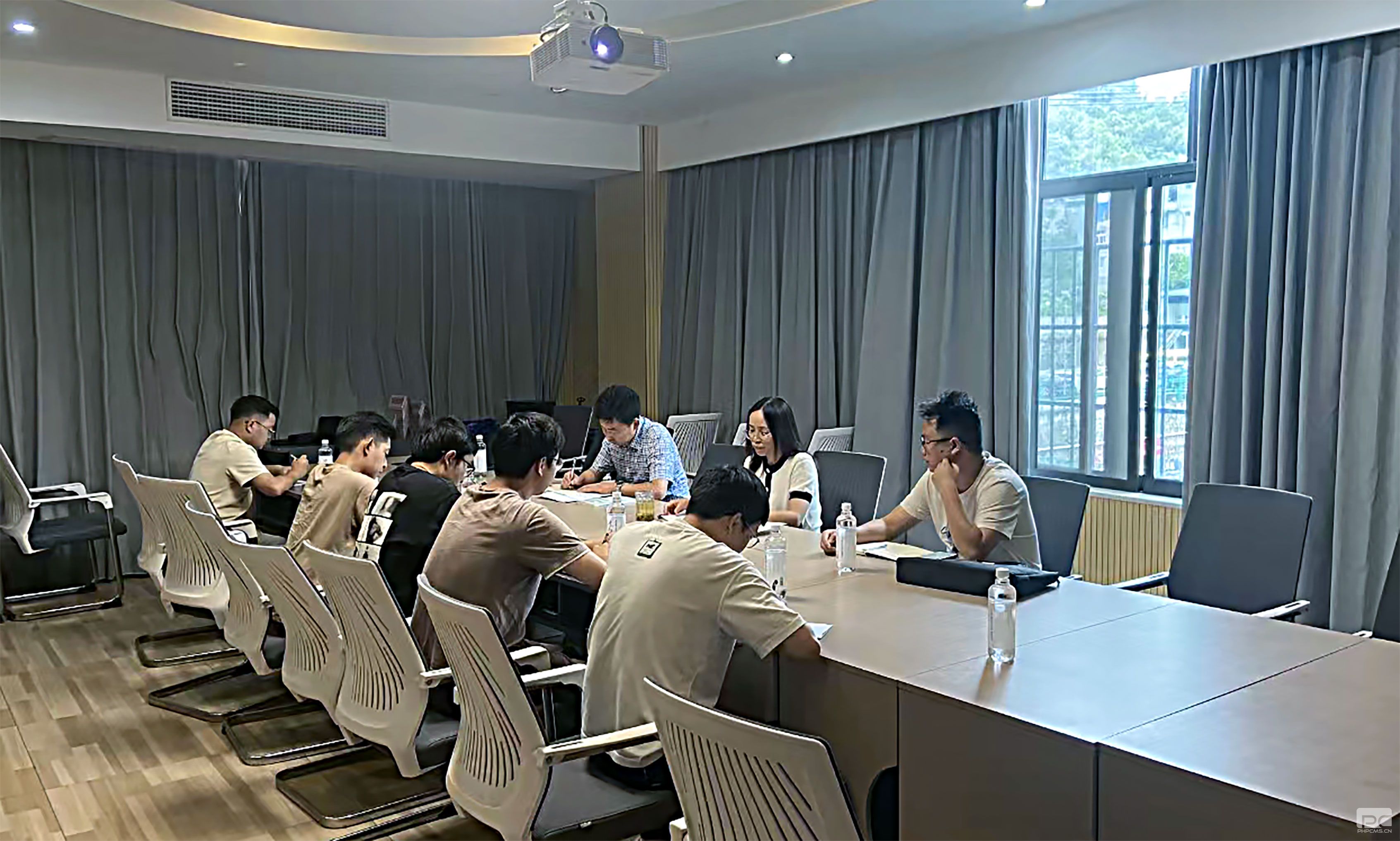 ������˾���ײ���Ŀ���в���չο���˶�