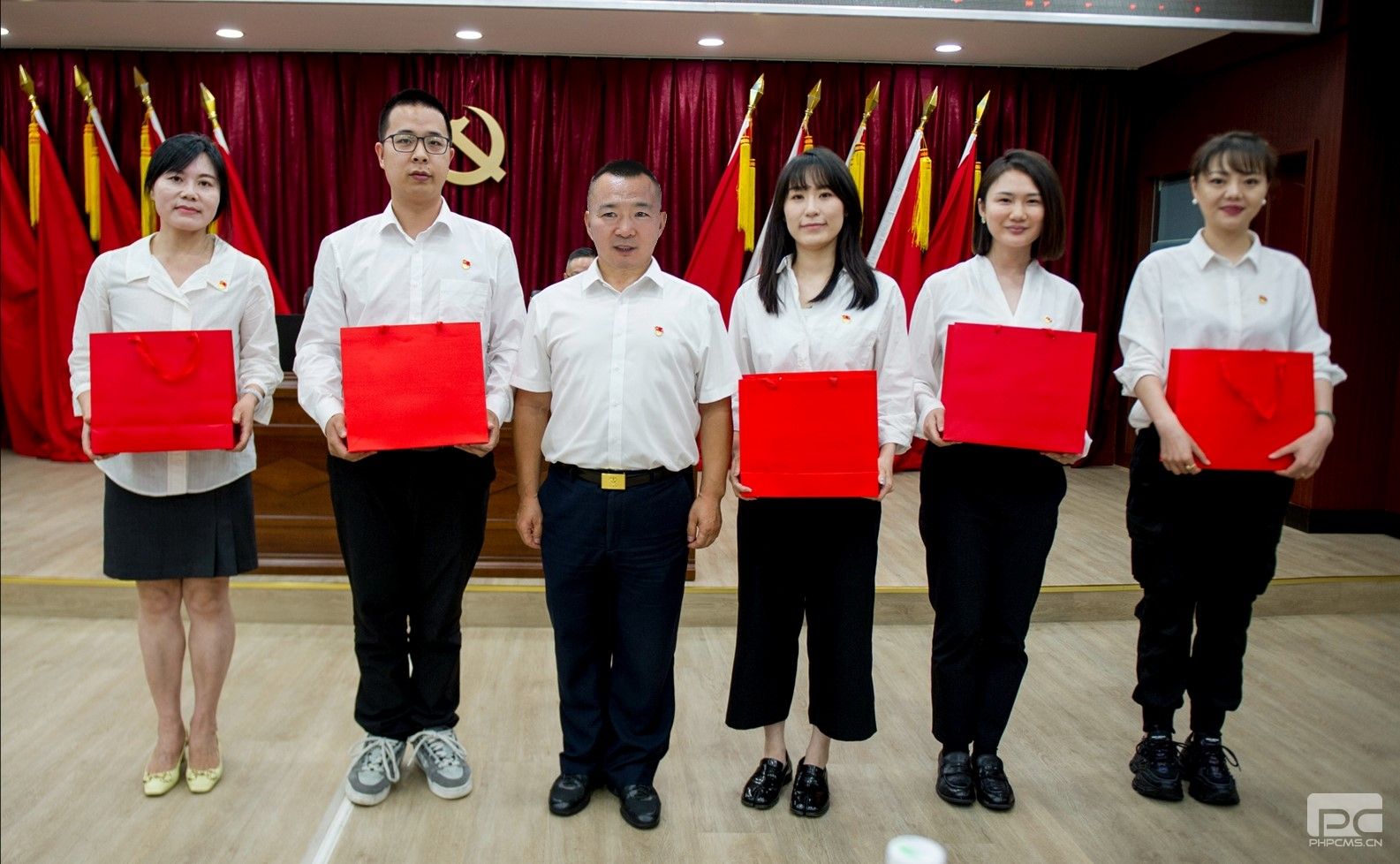 �۲��á�(�й���)���޹�˾����