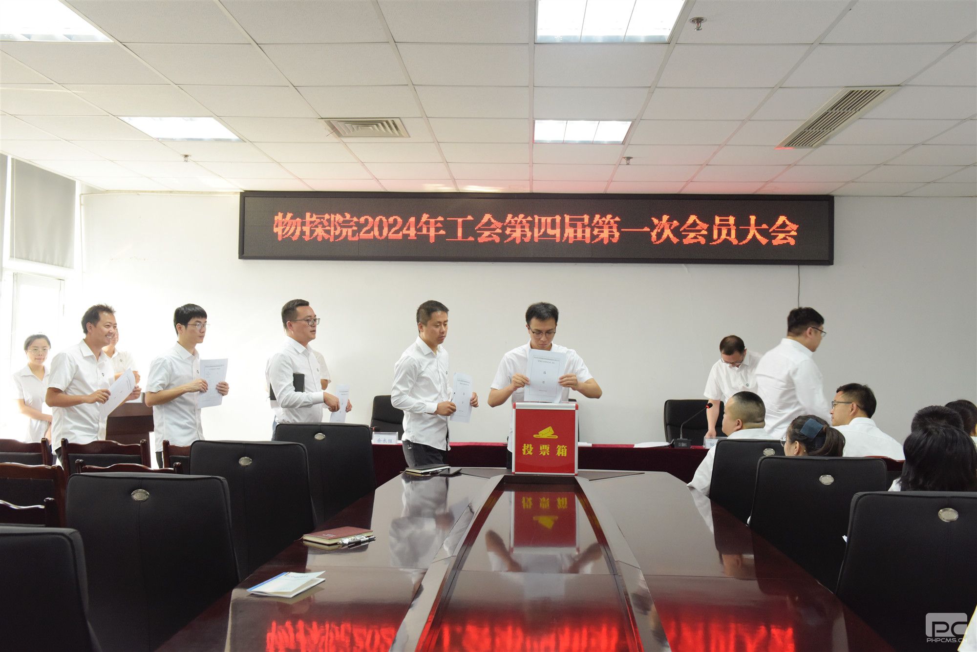 �۲��á�(�й���)���޹�˾����