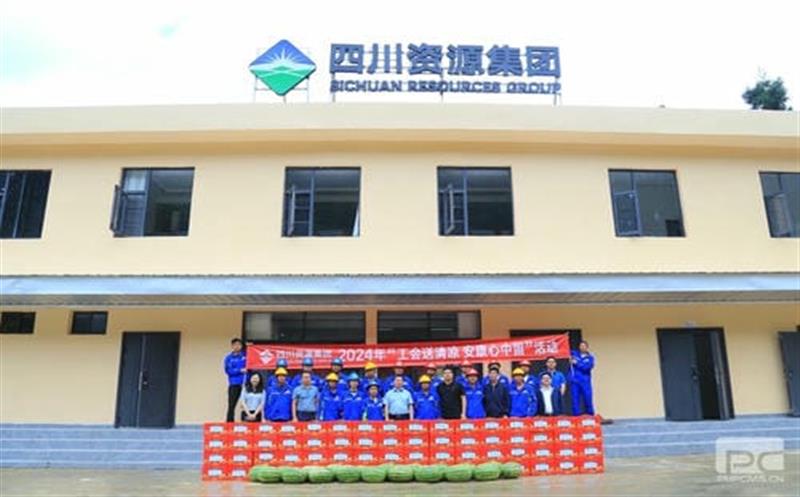 �����쵼����½�ۿ�ɽ�������Ķ�ʮ������ȫ�ᾫ�񲢼��ο��